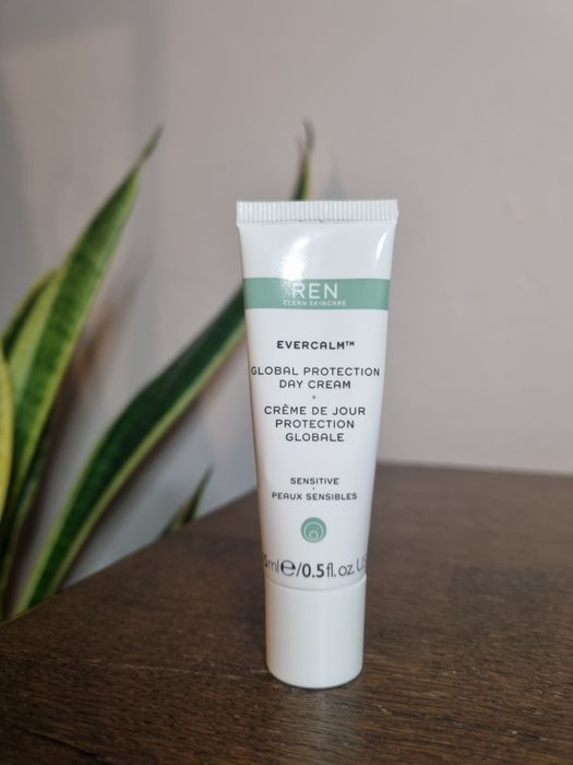 REN Clean Skincare Evercalm Global Protection Day Cream – krem nawilża