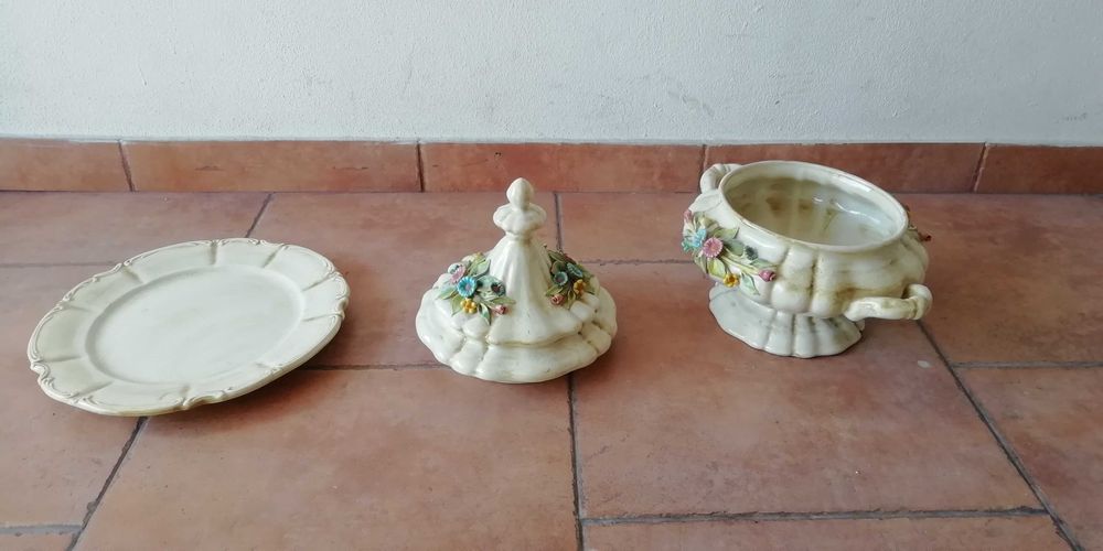 Terrina com tampa em Porcelana