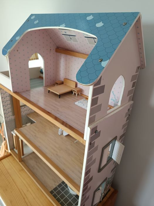 Casa de bonecas de madeira