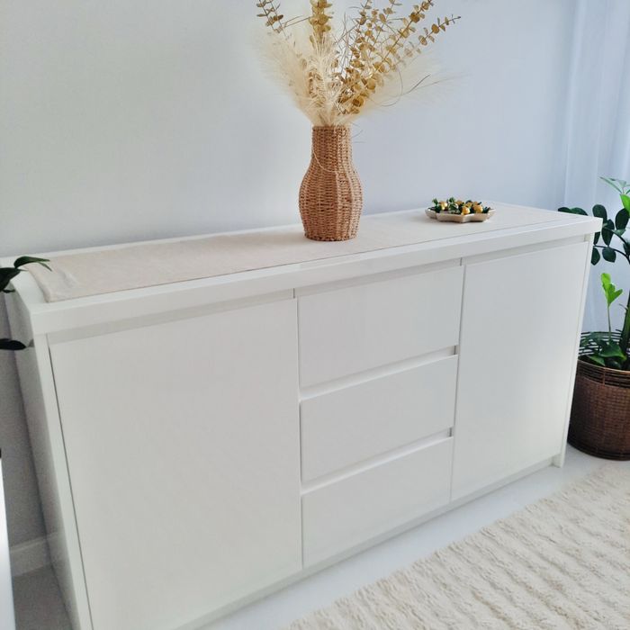 Biała komoda na wysoki połysk z półkami i 3 szufladami