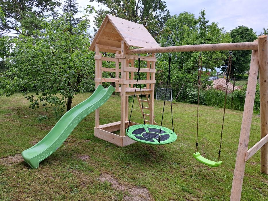 Plac zabaw zjeżdżalnia piaskownica drabinka huśtawka ślizg