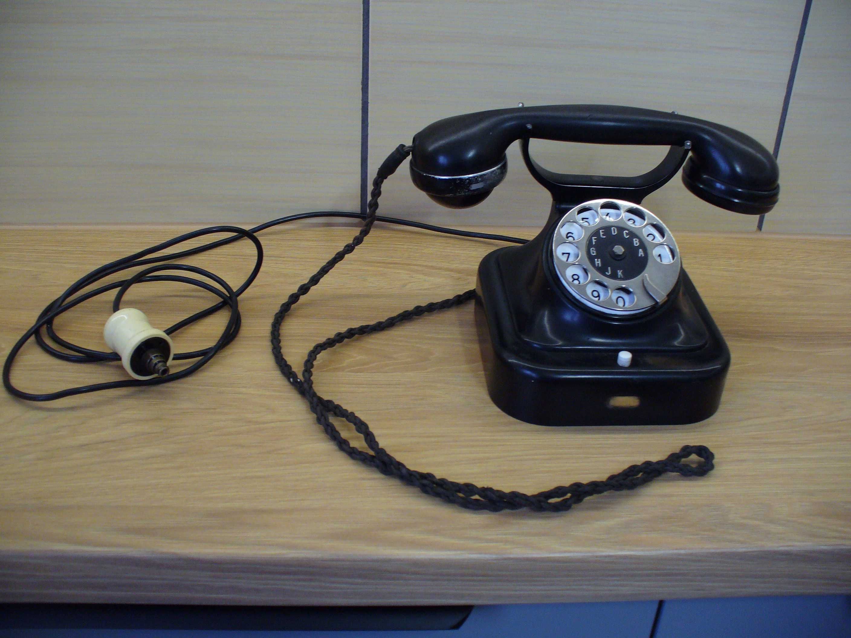 Stare telefony tarczowe.