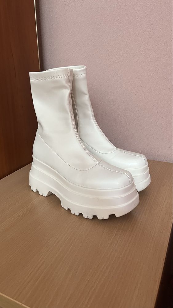Демисезонные белые сапоги