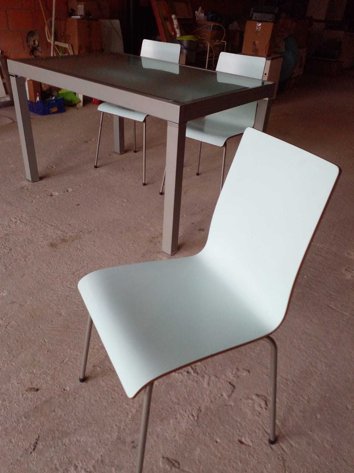 Conjunto de mesa com cadeiras