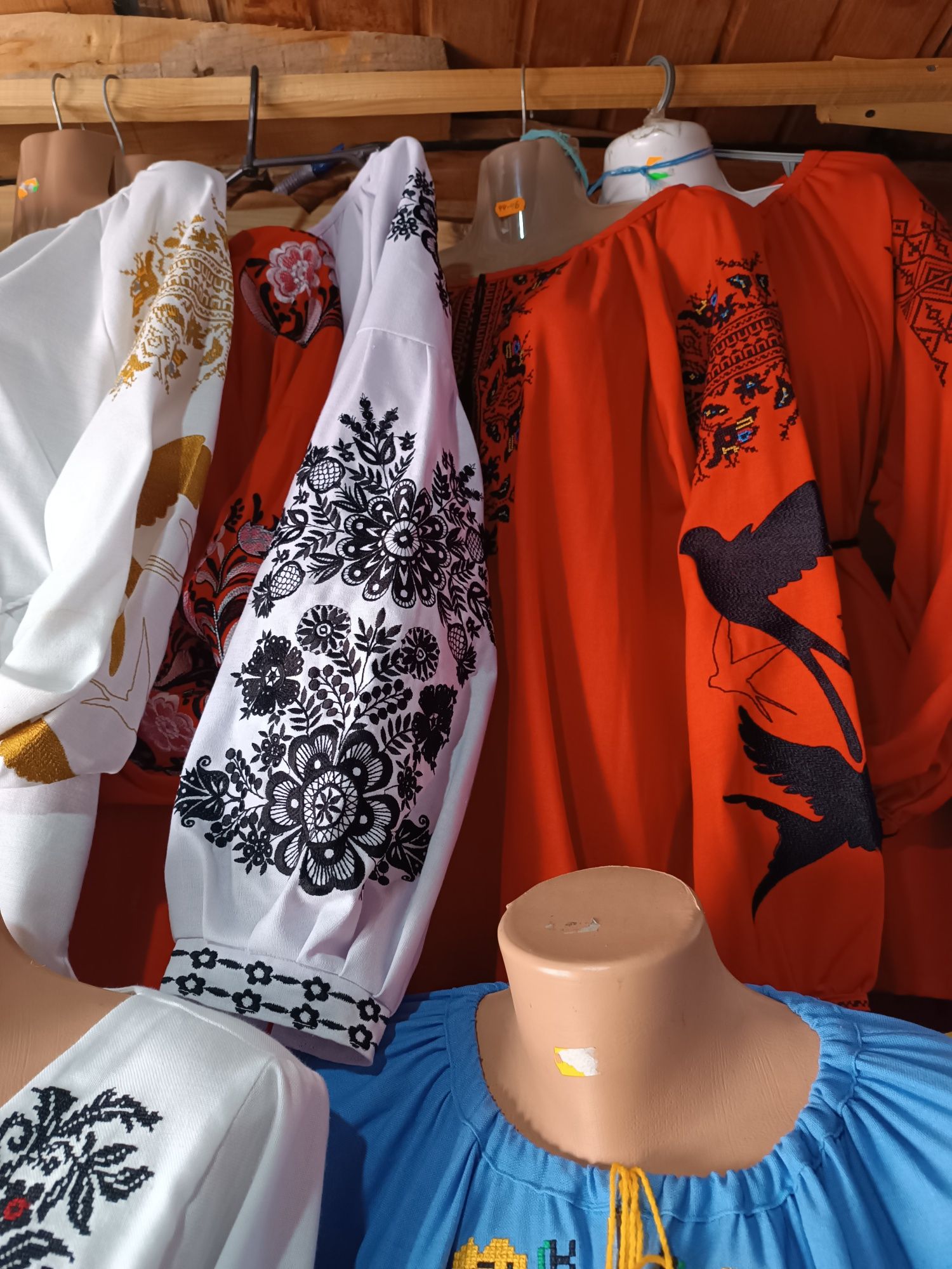 Різні вироби з дерева шерсті і вишиванки