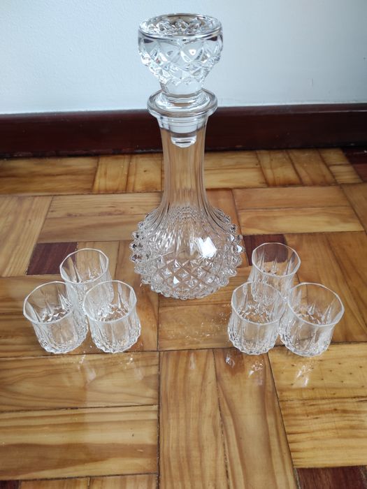 Garrafa de cristal de licor e whisky