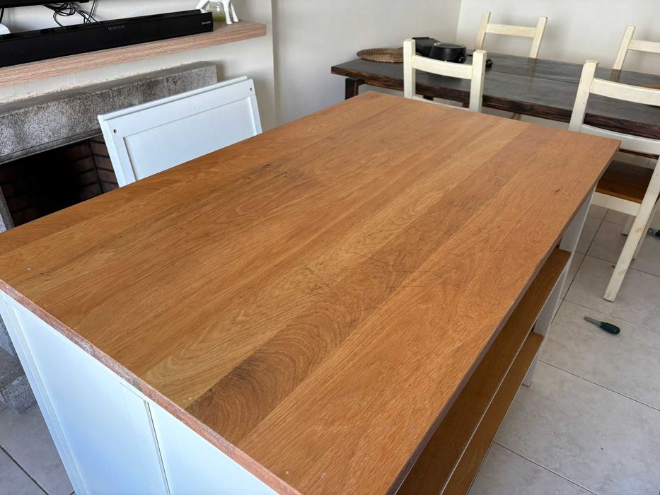 Ilha de cozinha com banquetas