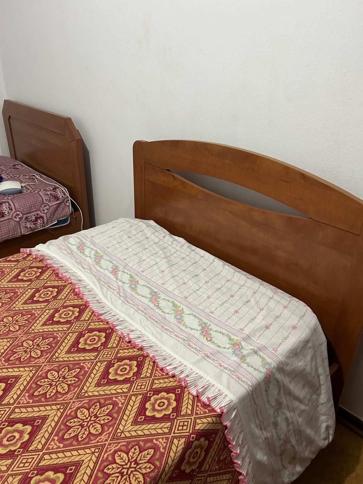 Roupeiro com gaveta e espelho, cama solteiro