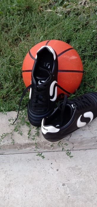 Бутсы футбольные сороконожки