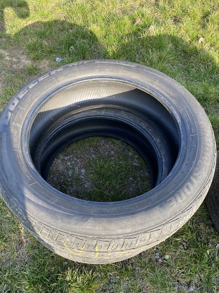 Комплект літніх шин Bridgestone 235/55 R20.