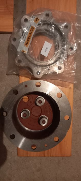 Кришка бортового редуктораЗапчастини до Cat 428 432