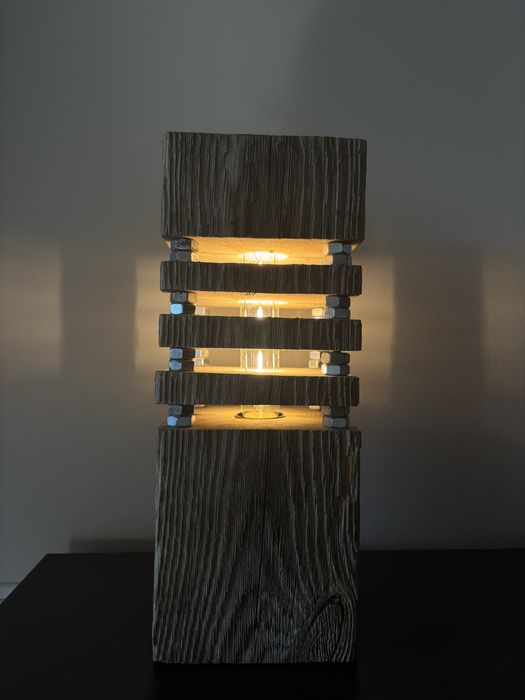 Lampa stojaca ze starego drewna