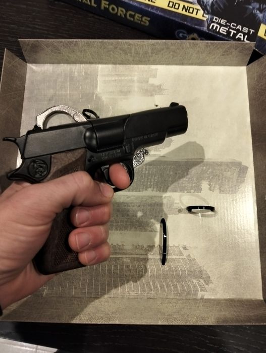 Kit de pistola de fulminantes 
Arma, algemas e distintivo em metal
Col