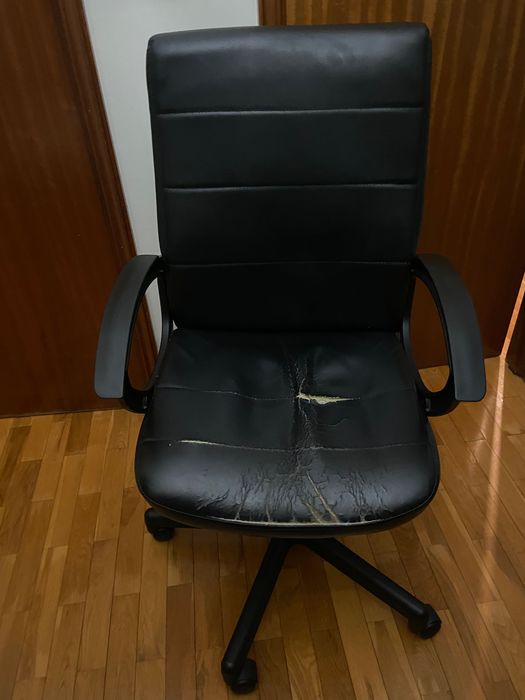 Cadeiras de escritório várias.