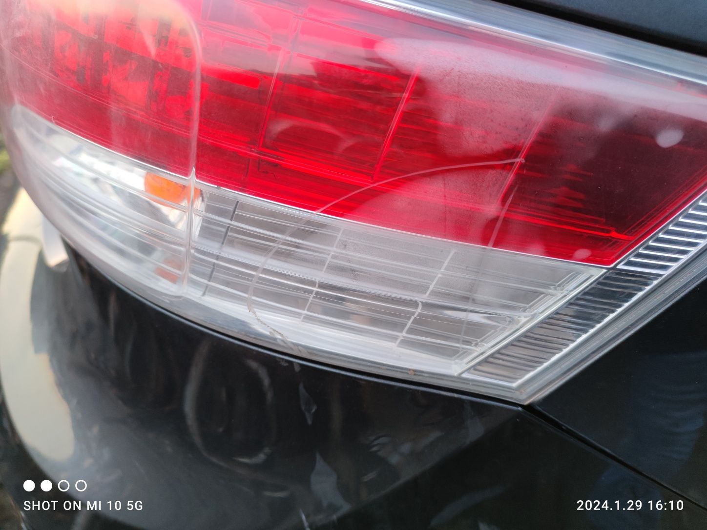 Toyota Avensis t27 sedan lampa prawy tyl w błotnik