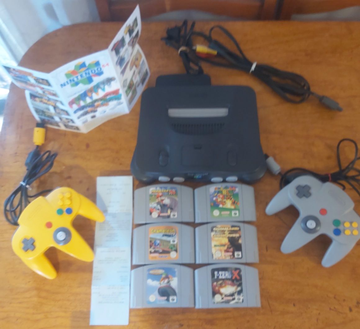 Nintendo 64 com talão de compra 2 comandos e Jogos.