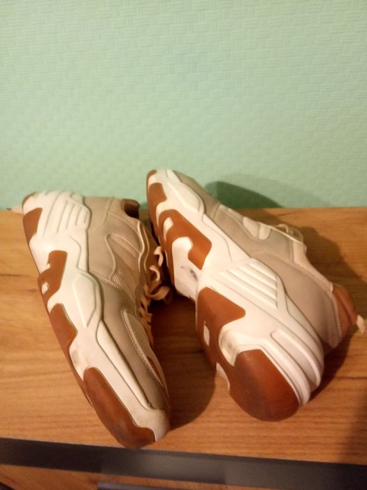 Продам кроссовки женские.Б/у