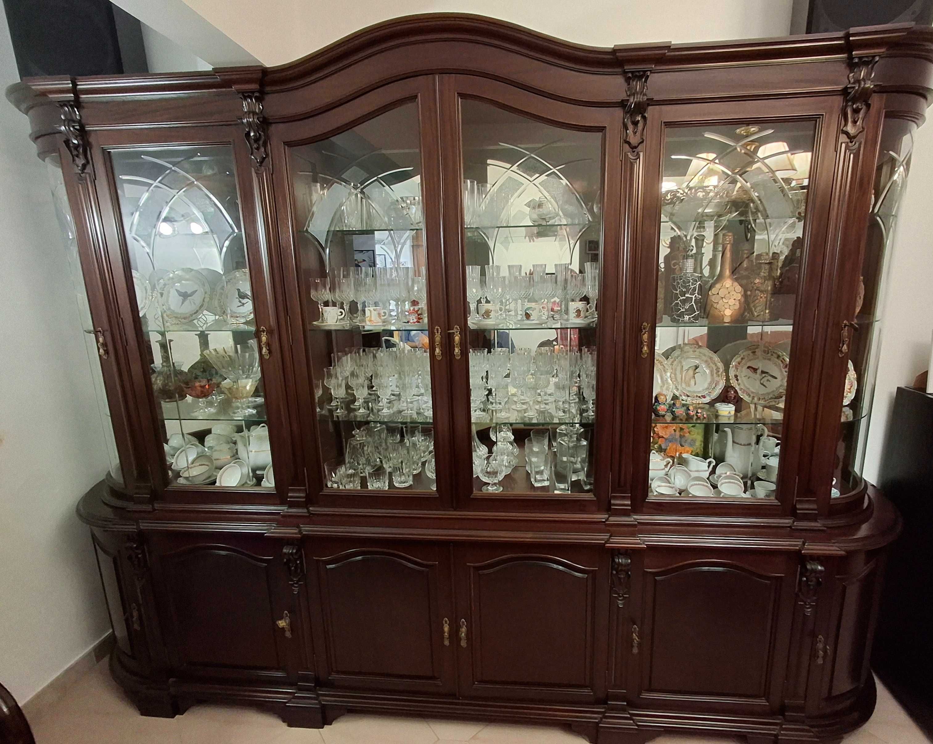 Vendo Móvel de Sala de Jantar muito elegante e de madeira maciça