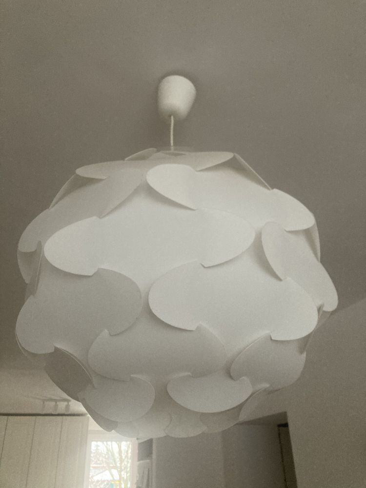 Lampa Fillsta IKEA biała sufitowa wisząca do salonu sypialni