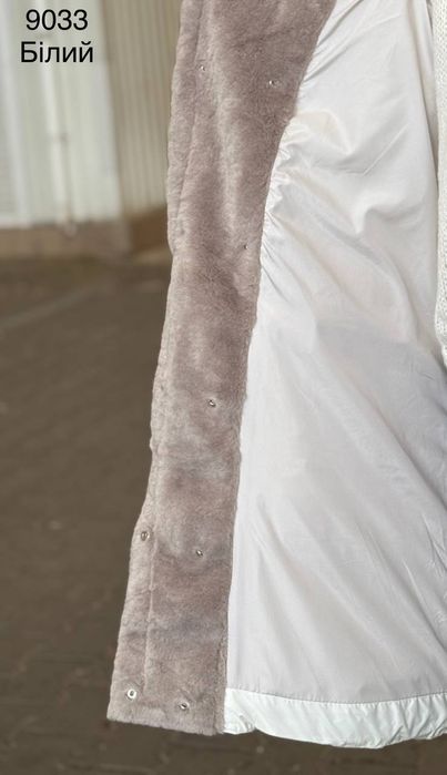 Жіноча куртка з хутряним комірцем