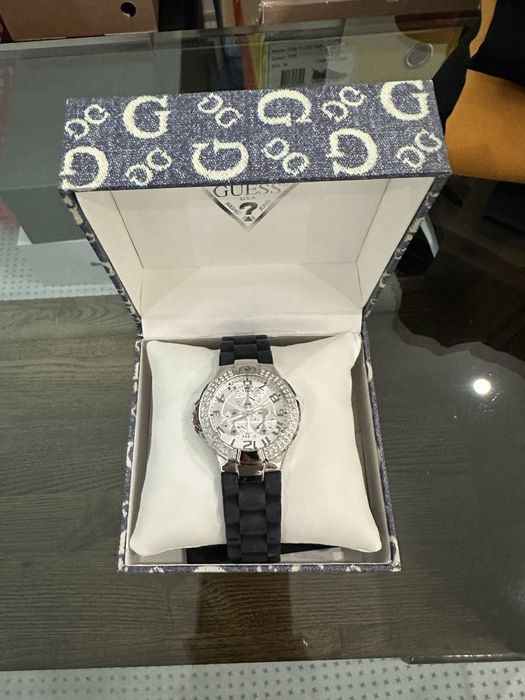 Relógio da marca GUESS com bracelete em preto