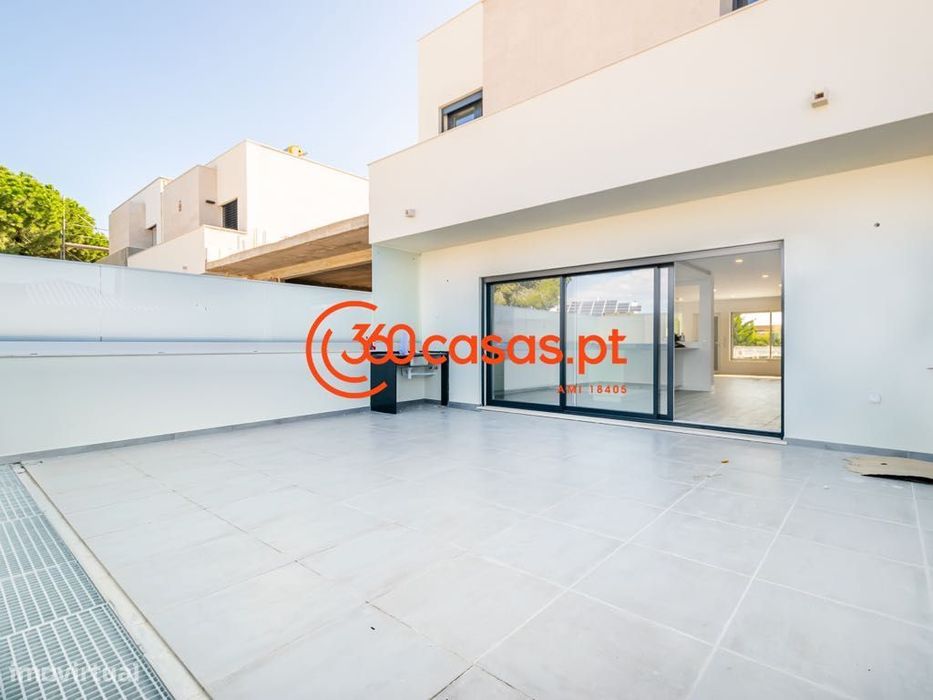 Moradia nova nas Gambelas com garagem