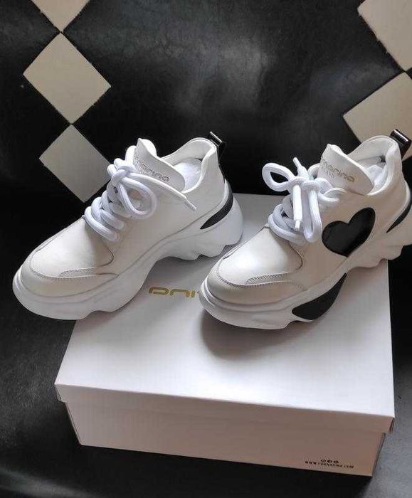 Брендові жіночі кросівки кроссовки кожа