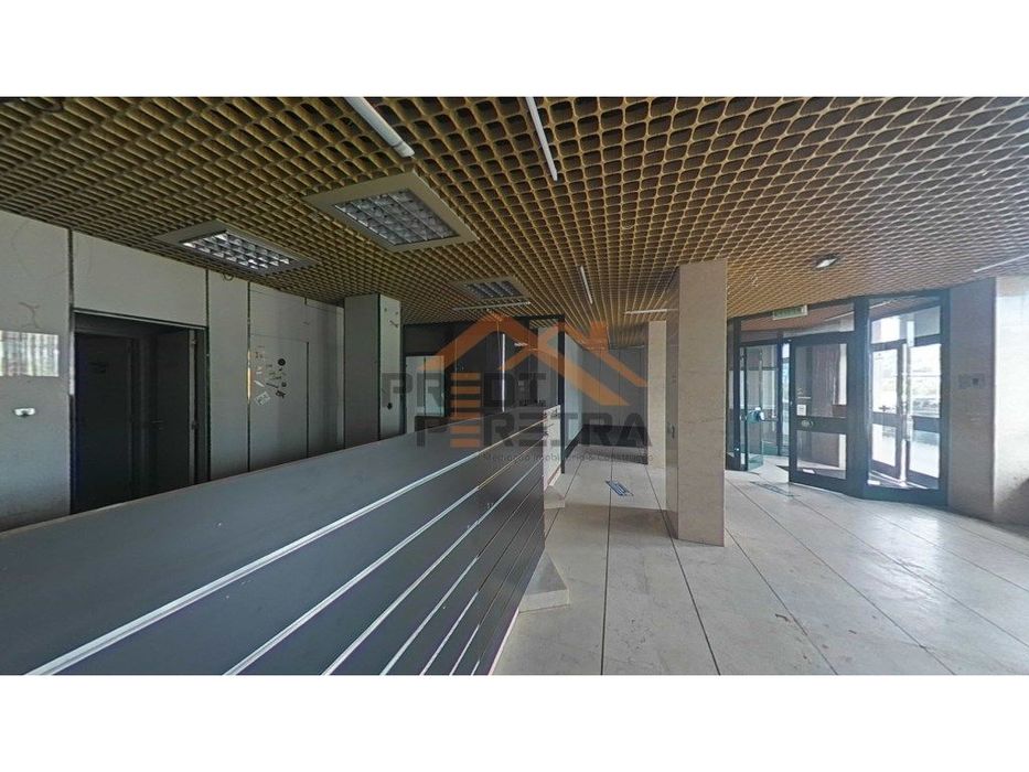 Loja com 124.65 m2, situada na Póvoa de Santo de Adrião.