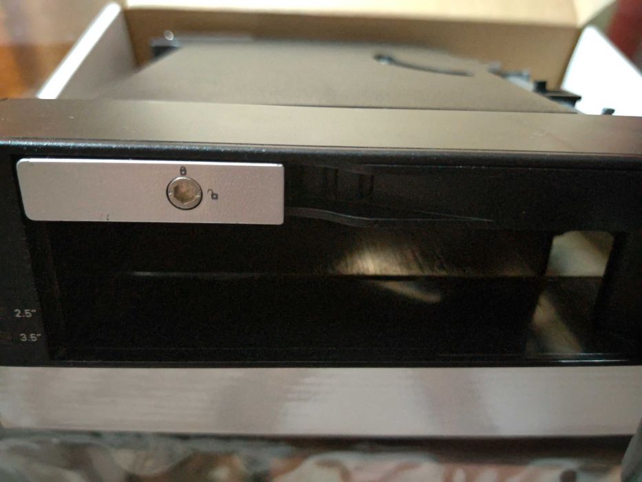 StarTech enclosure 5.25" Hot Swap Mobile Rack para discos 2.5" e 3.5"