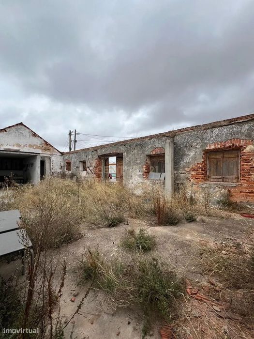 Prédio urbano em ruína - Sarilhos Grandes