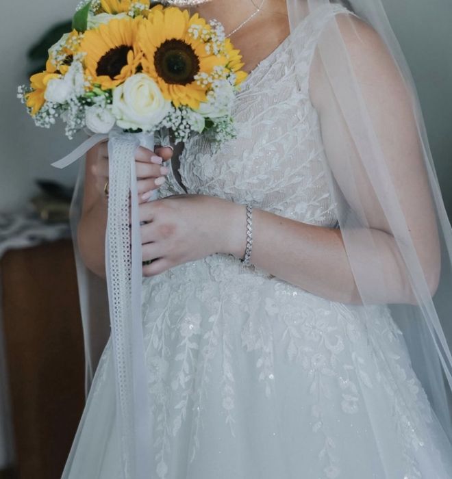 Suknia ślubna brokatowa