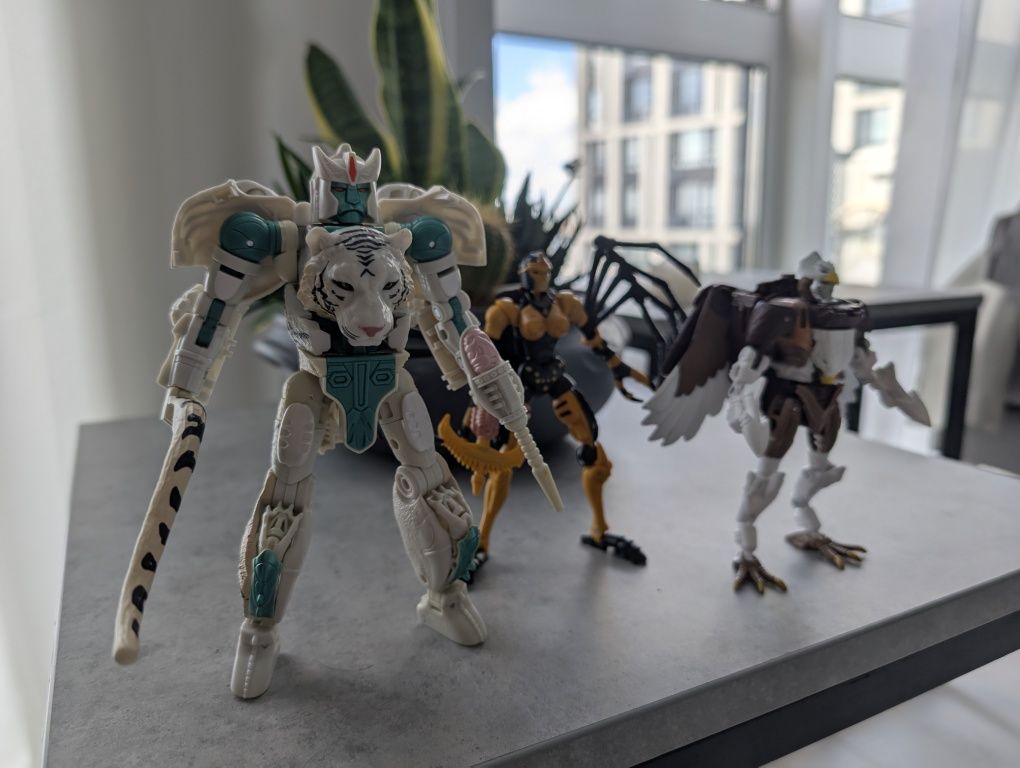 Трансформери WFC Kingdom Beast Wars Tigarron Black Arachnia Skywarp