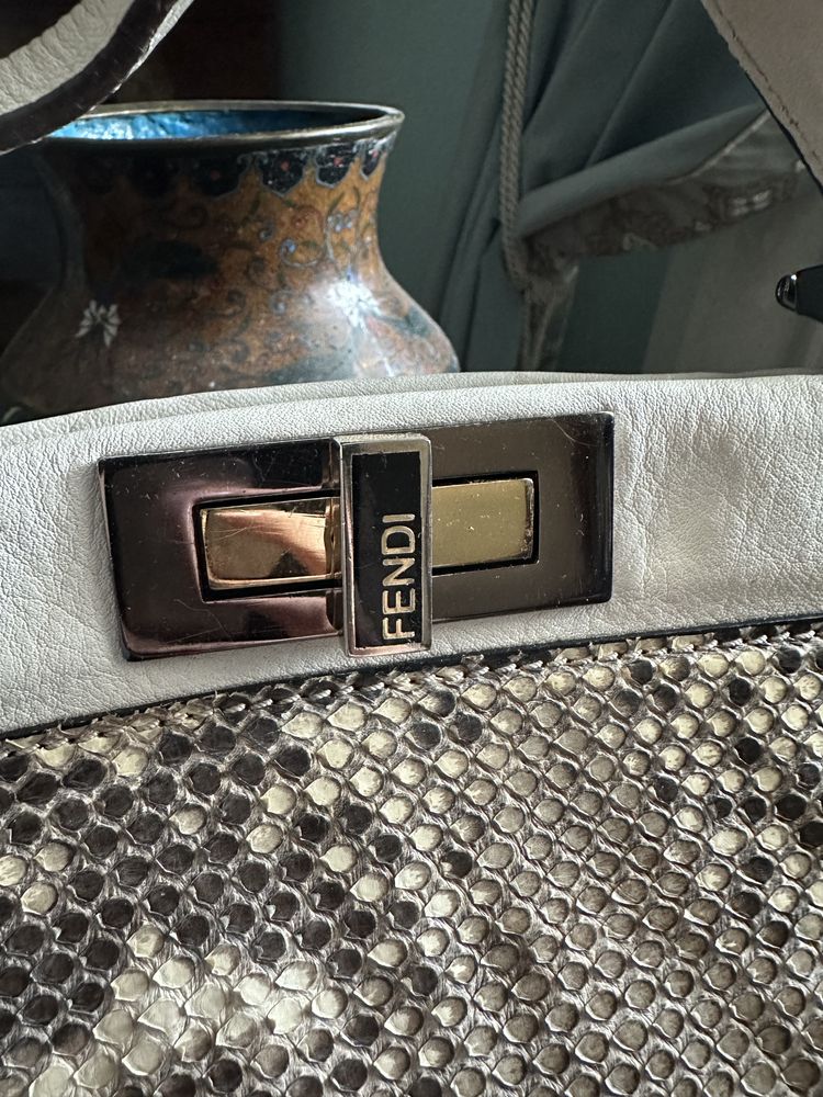 Сумка из кожи питона в стиле fendi