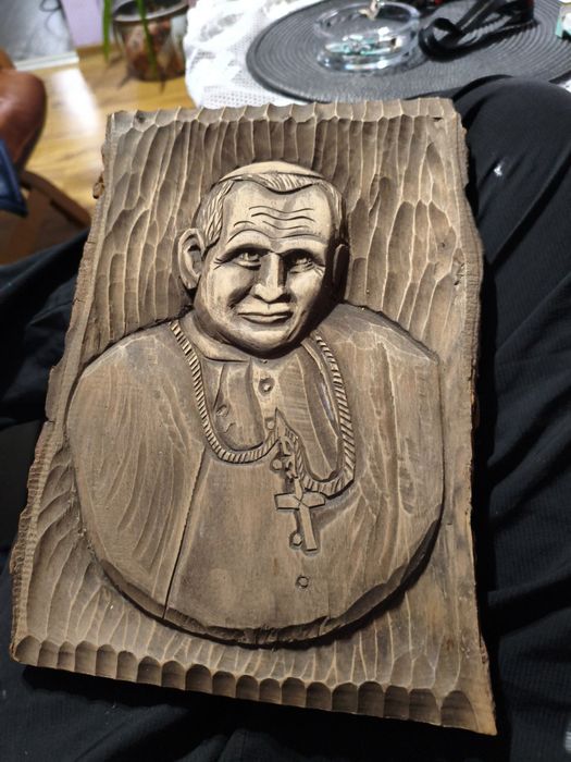 Jan Paweł II rzeźbiony w drewnie