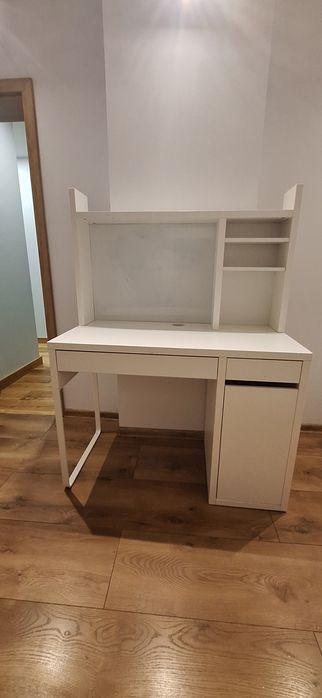 Białe biurko z nadstawką