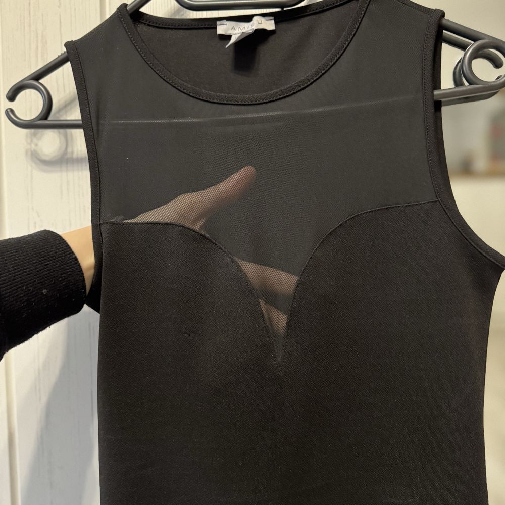 Czarne eleganckie body z dużym dekoltem i siateczką