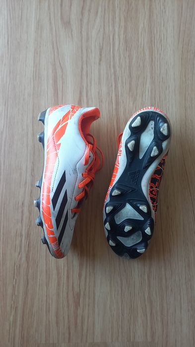 Chuteiras adidas futebol com pitons pretas, laranjas e brancas