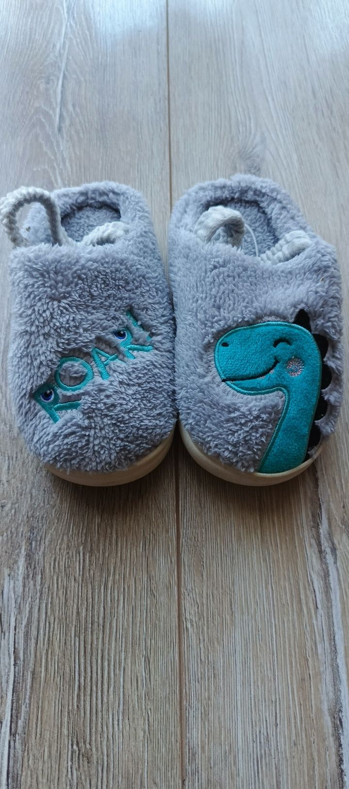Nowe kapcie chłopięce 32/33 dinozaur