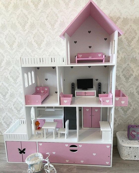 Кукольний дерев'яний будинок з меблями