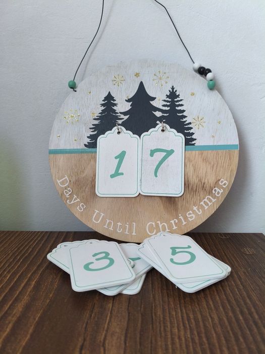 Drewniana tablica odliczanie dni do świąt.