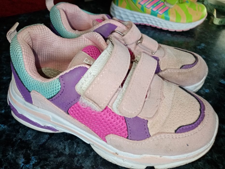 Продам кроссовки для девочки