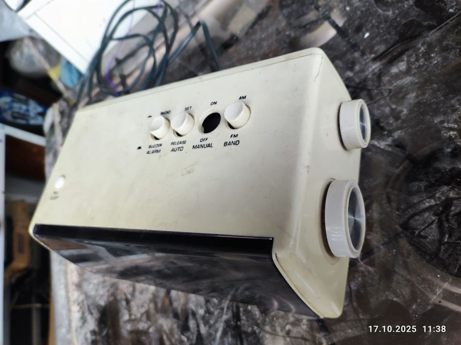 Radio z zegarem klapkowym SONY Solid State Digimatic