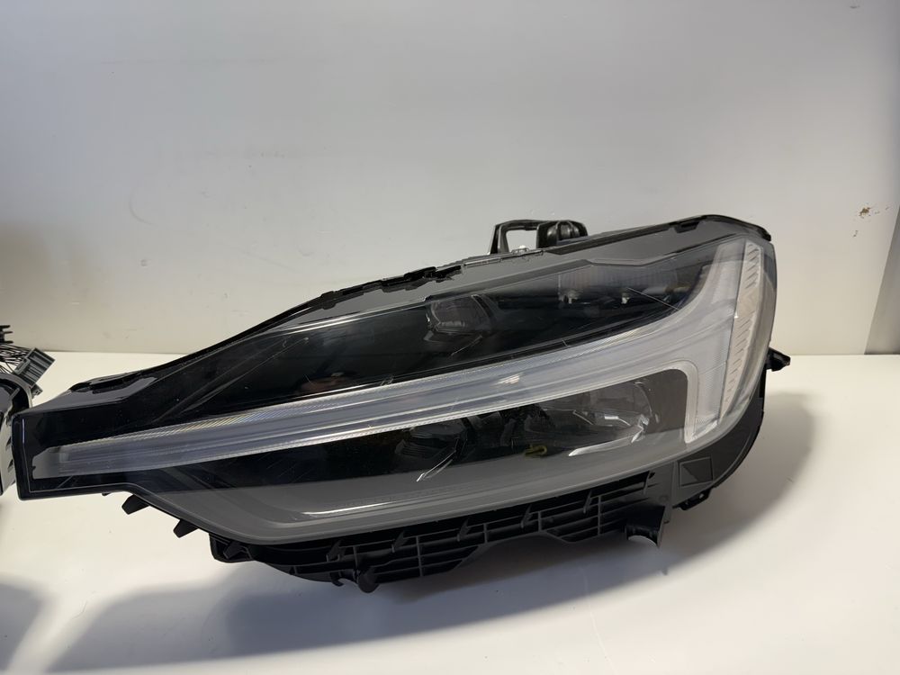 Volvo XC60 2 II lampy przednie komplet NOWE Mid led