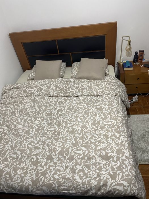Estrado de cama em cerejeira com duas mesas de cabeceira