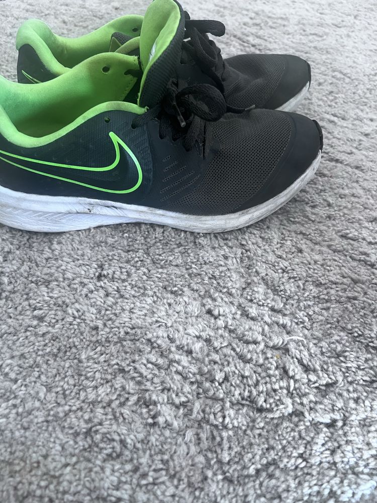 Tenis Nike , cinza e verde