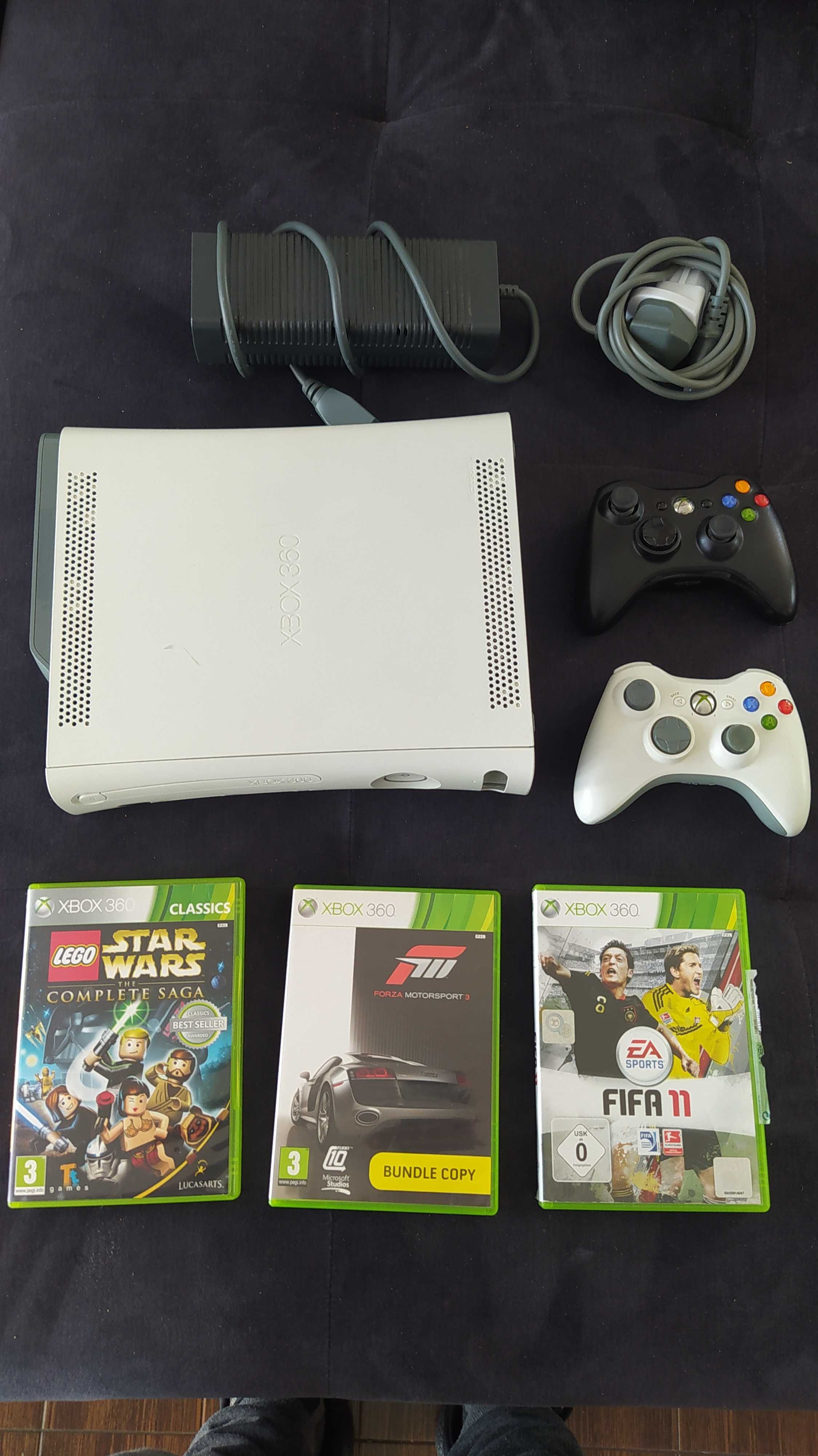 Xbox 360 60GB  2 pady 3 gry