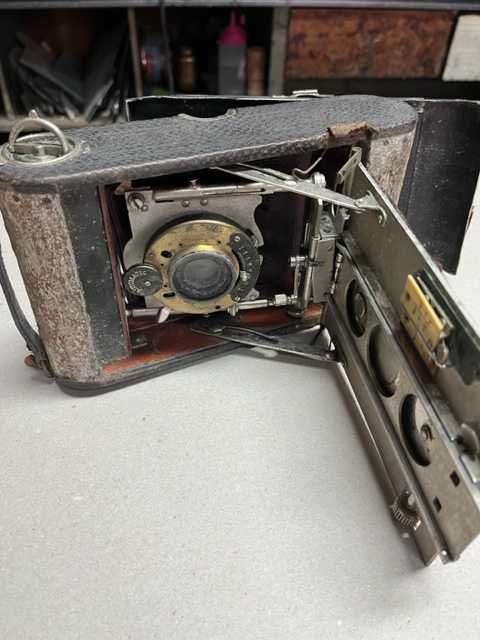 Máquina fotográfica antiga de fole