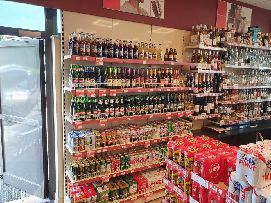 Meble i wyposażenie sklepu stacji paliw.