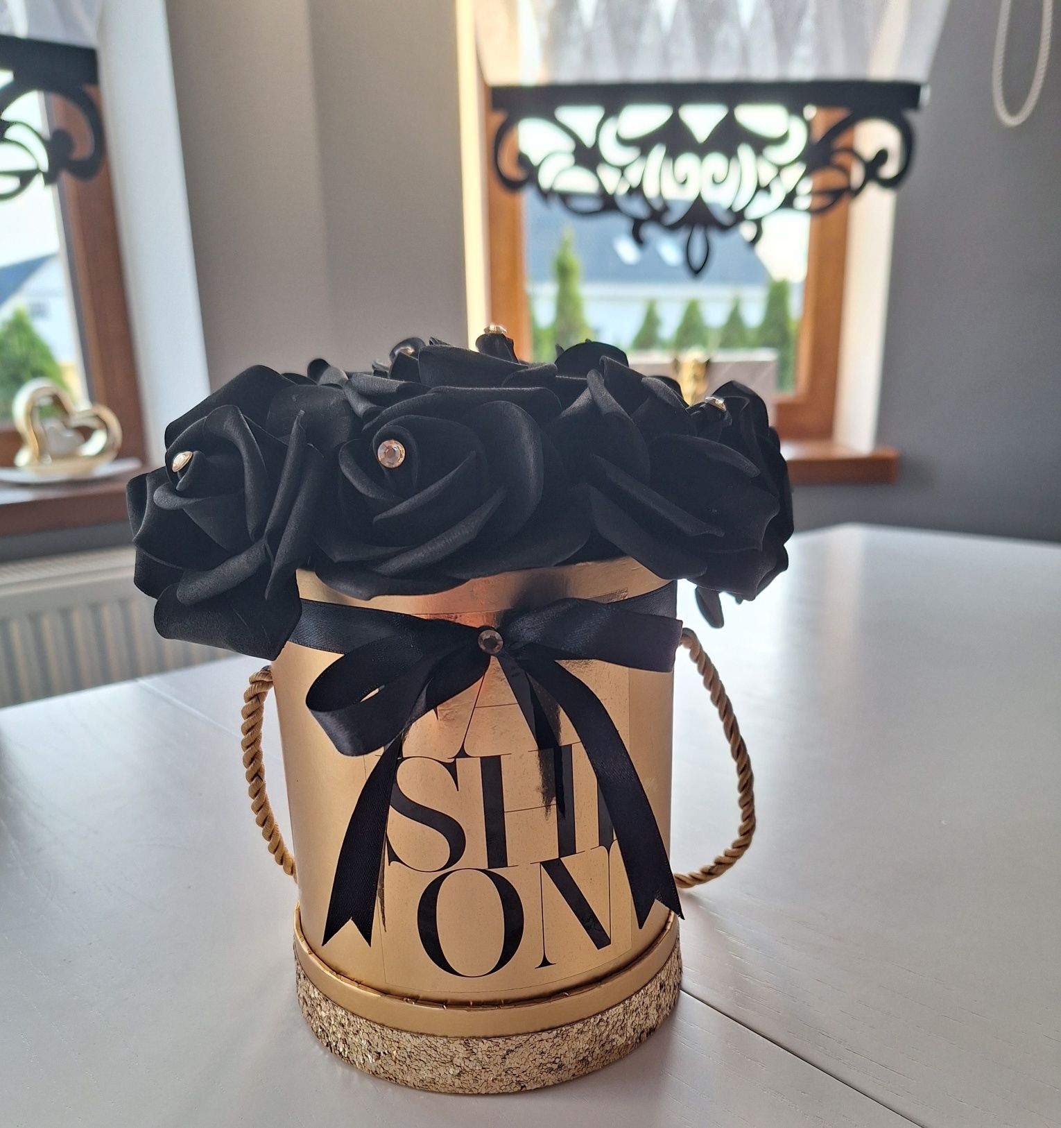 Czarno złoty flower box glamour