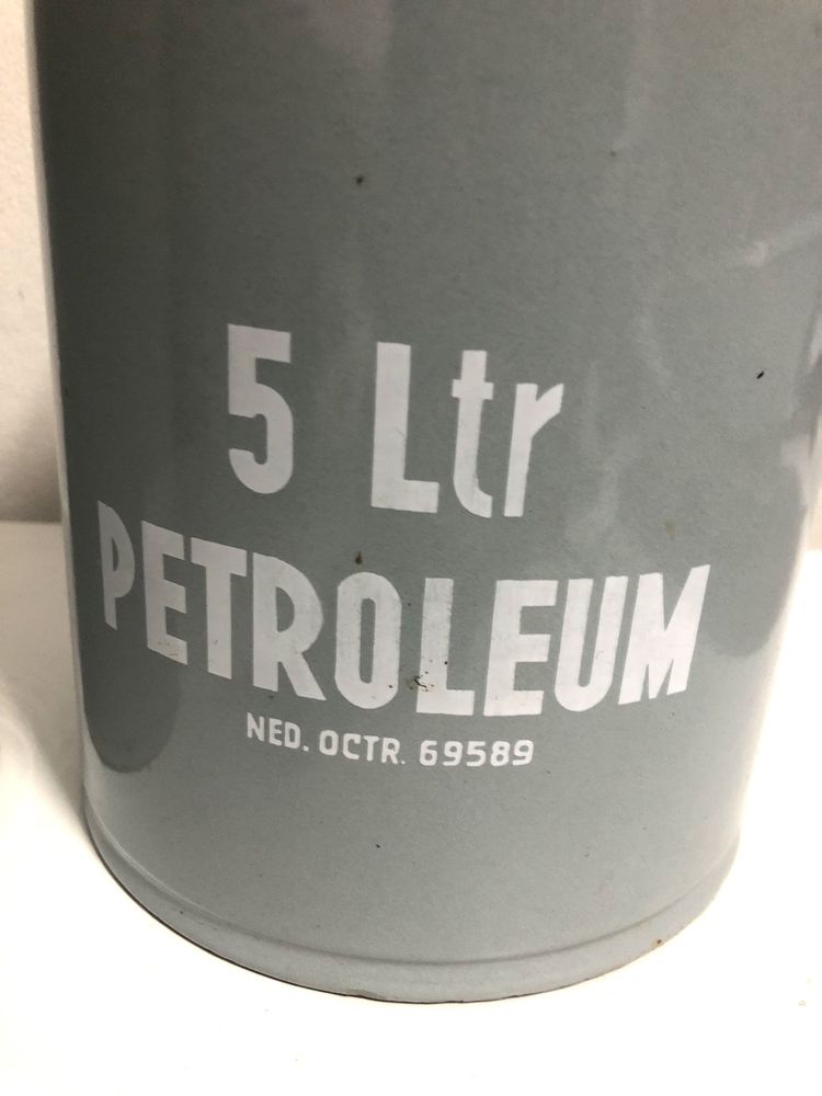 Par de latas antigas de petroleo